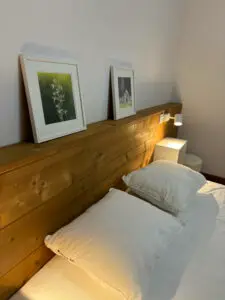La chambre parentale a une magnifique tête de lit en bois sur mesure