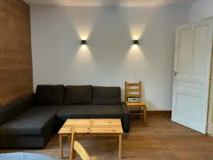 Le coin salon offre une belle vue sur la montagne et sur la télévision !