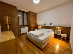 La chambre parentale se compose d'un lit queen size (160cm) et d'une commode