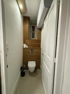 Le WC suspendu avec 2 chasses d'eau