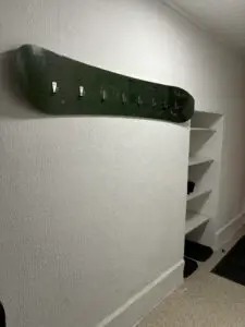 Le couloir est équipé de porte-manteaux et d'étagères