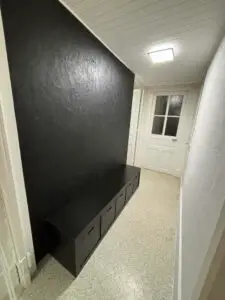 Le couloir est équipé de d'un banc avec rangements