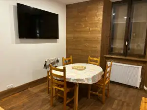 Le coin salle à manger est lumineux et pratique