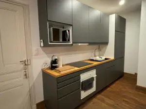 La cuisine est super-équipée, elle permet de cuisiner comme à la maison: four, four à micro-ondes, taques induction, grand frigo