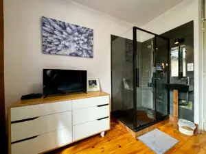 La chambre a sa propre télévision