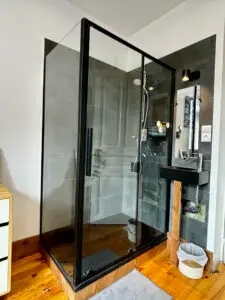 Le coin douche + lavabo de la chambre ajoute un confort dans la cohabitation